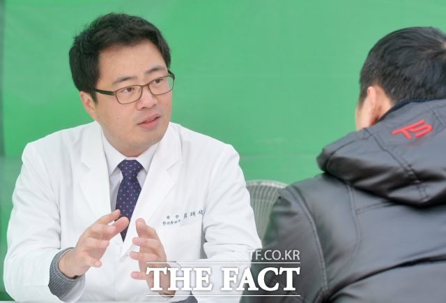 21일 열린 더팩트와 마라톤타임즈가 공동으로 주최하는 아! 고구려 역사지키기 마라톤대회에서 최태석 원장이 참가자의 건강 상태를 체크하고 있다. /잠실=배정한 기자