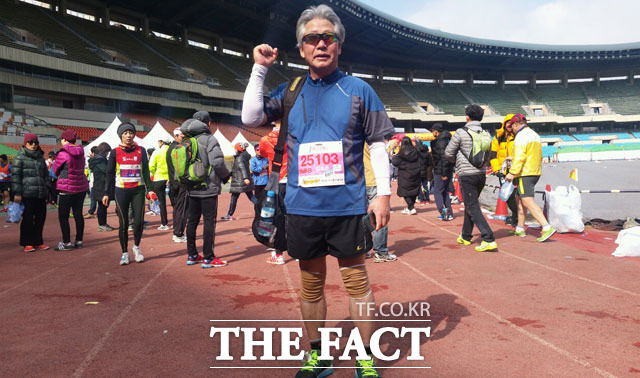 올해로 마라톤 20년차 65세 강덕인 씨. 고령의 연세도 그의 마라톤 열정을 막지 못했다. /이성락 기자