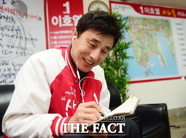오는 4·13 총선에서 부산 사하을에 출마한 이호열 예비후보는 화려한 이력 뒤엔 늘 도전이 있었다고 말했다. 지난 19일 선거사무소에서 만난 이 예비부호가 유세 일정을 정리하고 있다./부산 사하을=배정한 기자