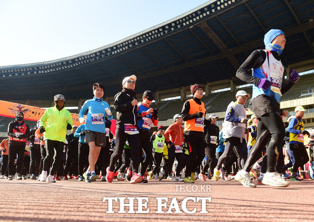 THE FACT와 함께하는 아! 고구려 역사지키기 마라톤대회 참가자들이 결승점을 향해 출발을 하고 있다.