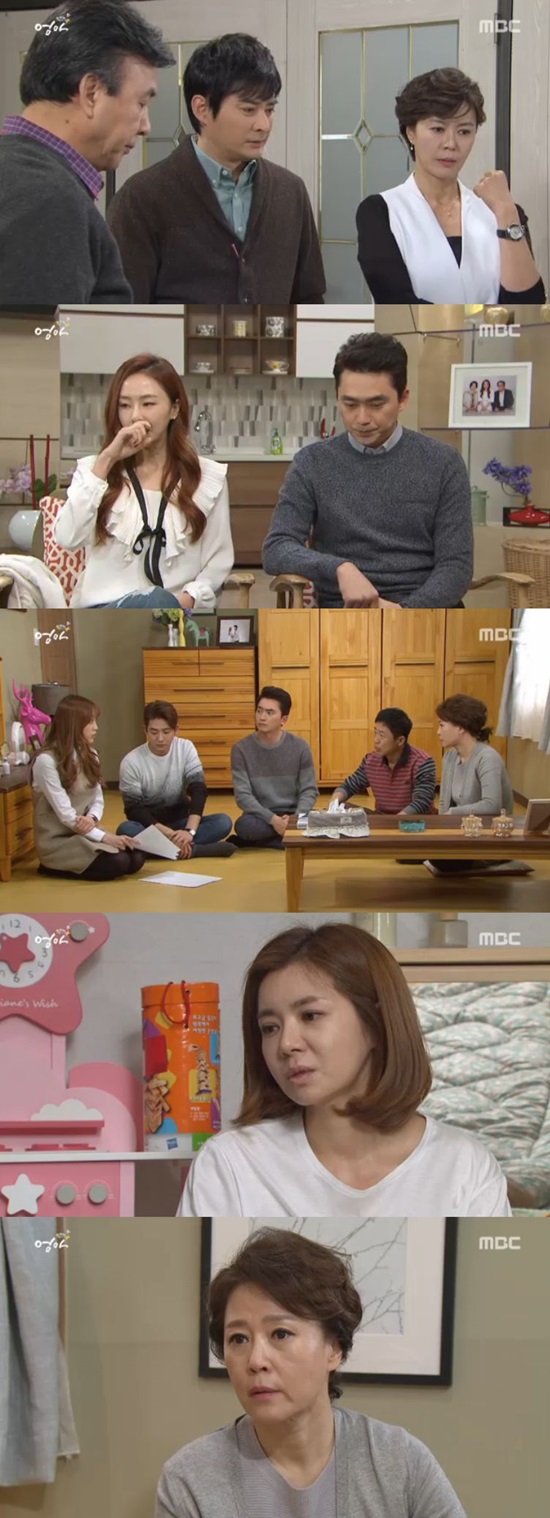 차화연의 선택. 엄마에서 차화연(맨 아래)은 자식들의 수술을 걱정하며 장서희에게 신장을 주기로 결심했다. /엄마 방송 캡처