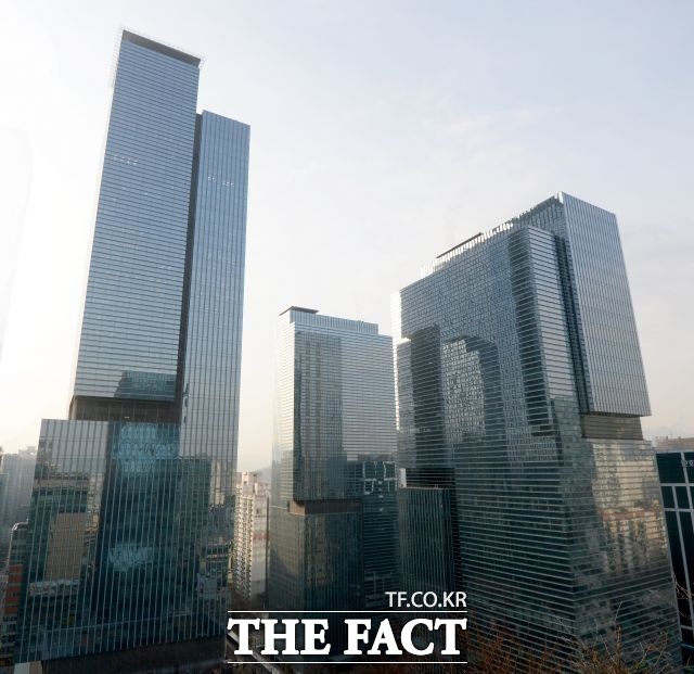 삼성그룹에 따르면 서울 서초사옥 C동에 들어선 삼성전자는 일부 경영지원 부서를 제외한 대대분의 인력이 다음 달 18일부터 사흘 동안 수원 영통구에 있는 디지털시티 본사로 자리를 옮긴다.