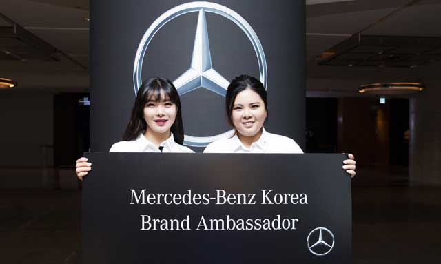 지난 19일 메르세데스-벤츠 올해의 앰배서더로 선정된 프로골퍼 박인비(오른쪽)와 안신애가 서울 광장동 워커힐 호텔에 참석해 포즈를 취하며 미소를 짓고 있다. /벤츠 코리아 제공