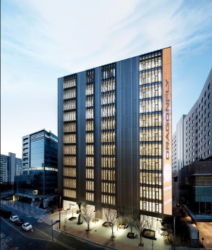 드래곤플라이가 ‘스페셜포스’ 지적재산권을 활용한 총싸움 가상현실 게임을 개발한다. 회사측은 전장의 한복판에 서 있는 듯한 현장감의 극대화를 구현할 예정이라고 설명했다. /드래곤플라이 제공