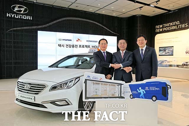 현대자동차는 23일 SK가스, 국민체육진흥공단과 함께 택시 건강증진 프로젝트 추진 MOU 체결식을 진행했다.사진은 김성호 국민체육진흥공단 전무이사, 곽진 현대자동차 부사장, 김정근 SK가스 사장(왼쪽부터). /현대자동차 제공