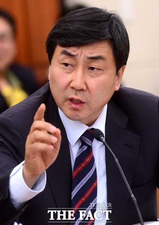 이종걸 더불어민주당 원내대표가 23일 국회에서 열린 의원총회에서 정의화 국회의장의 테러방지법 직권상정 방침과 관련해 진정으로 답답하고 유감이며 용납할 수 없다고 말했다. 사진은 기사 내용과 직접적 관련이 없음./이새롬 기자