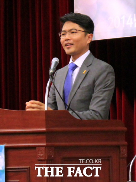 더불어민주당 김광진 의원이 23일 오후 정의화 국회의장의 테러방지법 직권상정과 필리버스터 첫 토론자로 나섰다. 김 의원은 이날 오후 7시 첫 토론자로 단상에 선 이 논의(테러방지법 무제한 토론)를 하는 가장 큰 이유는 테러방지법을 막자는 것이 아니다고 말했다. /더팩트DB