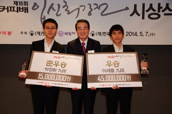이세돌 9단(오른쪽)과 알파고가 다음 달 9일부터 15일까지 서울 포시즌스호텔에서 대결을 펼친다. /더팩트DB