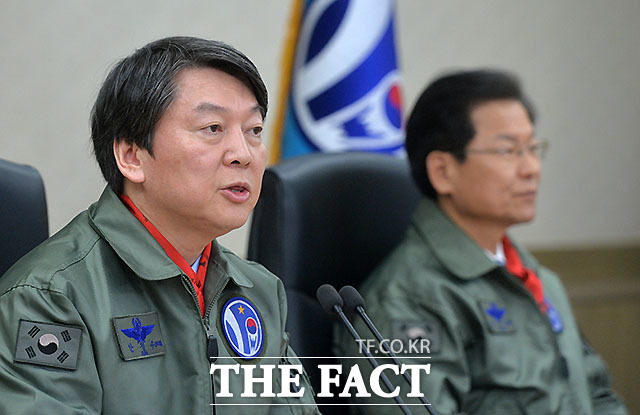 안철수 국민의당 상임 공동대표는 24일 오전 마포 국민의당 당사에서 열린 당 최고위원회의에서 국회의장의 직권상정과 필리버스터 맞대응으로 난황을 겪고 있는 테러방지법 처리와 관련해 국회의장과 각당 대표들이 합의를 도출할 때가지 끝장토론을 하자고 제안했다./문병희 기자