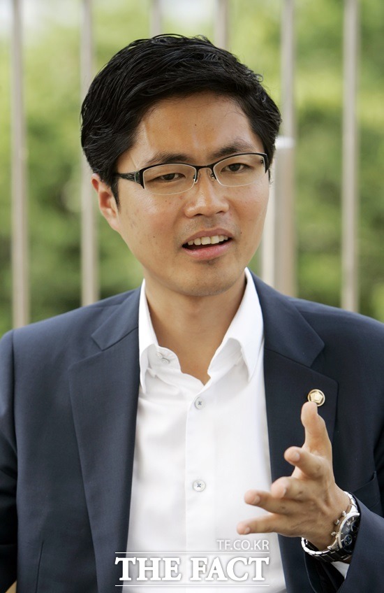 김광진 더불어민주당 의원이 24일 페이스북에 자신의 무제한 토론과 관련해 왜 그 긴 시간 동안 반대토론을 하게되는지 그 이유를 같이 고민해달라고 밝혔다./더팩트 DB