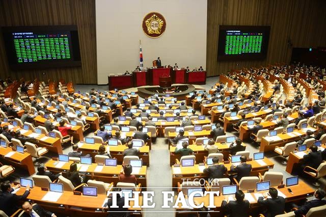 야권의 필리버스터가 12시간 넘게 이어지고 있다. 23일 오후 7시 7분 더불어민주당 김광진 의원을 시작으로 국민의당 문병호 의원을 거쳐 24일 더불어민주당 은수미 의원의 필리버스터가 11시 20분 현재까지 진행 중이다.