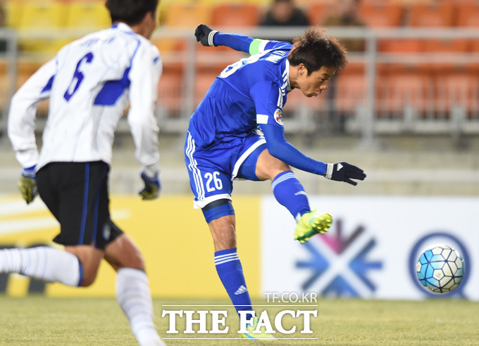 수원삼성 염기훈이 감바오사카 문전에서 강슛을 날리고 있다.
