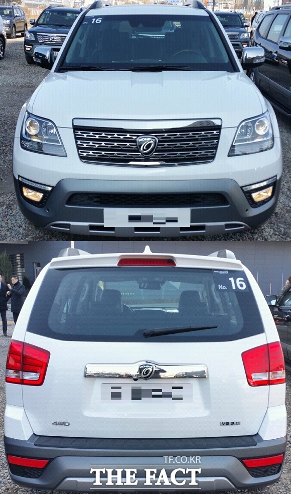 더 뉴 모하비의 전면부에는 LED방식의 주간주행등과 안개등 주변에 그물형 패턴의 가니쉬를 적용하는 등 세련미가 더해졌다.