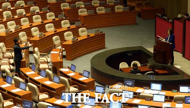 김용남(왼쪽) 새누리당 의원이 24일 오전 서울 여의도 국회에서 은수미 더불어민주당 의원의 무제한 토론(필리버스터)에 대해 관련 없는 발언이라며 항의하고 있다. /국회=임영무 기자