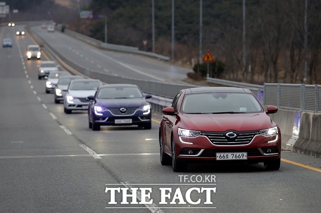 르노삼성자동차가 25일까지 전국 주요 도시와 관광지를 그룹 주행하면서 잠재 고객들을 직접 만나는 전국 투어 이벤트 SM6 로드쇼를 시행한다. / 르노삼성자동차 제공