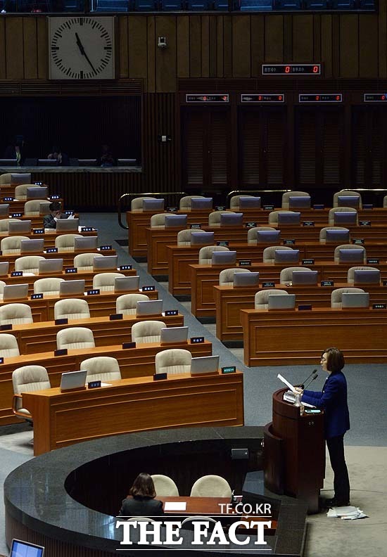 은수미 더불어민주당 의원이 24일 오전 서울 여의도 국회 본회의장에서 정의화 국회의장이 직권상정한 테러방지법 본회의 처리를 막기 위해 10시간 18분 동안 무제한 토론(필리버스터)을 했다./국회=임영무 기자