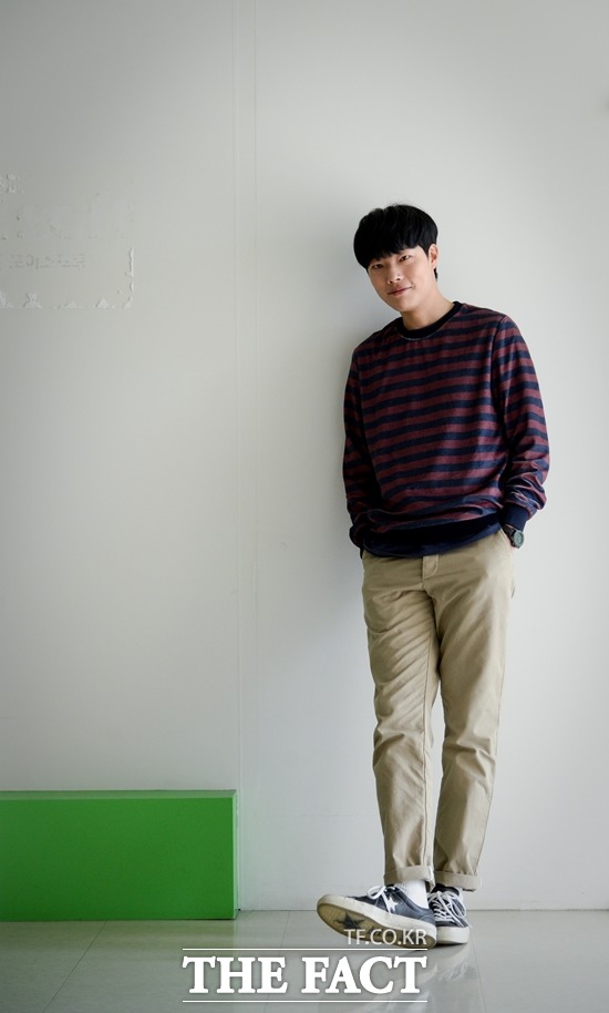 <더팩트>와 인터뷰에서 포즈를 취한 류준열. 그는 tvN 응답하라 1988이 자신에게 소중한 작품이라고 말했다. /이효균 기자