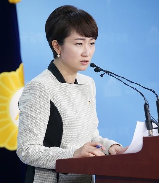 더불어민주당이 24일 현안 브리핑을 통해 테러방지법의 독소조항을 제거하는 협상에 응하라고 새누리당에 요구했다. 사진은 이언주 더 민주 원내대변인./이언주 페이스북 갈무리