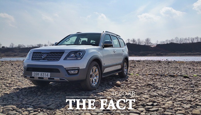 8년 만에 새롭게 태어난 기아자동차의 플래그십 SUV 더 뉴 모하비는 디자인 부분에서는 기존 모델 대비 큰 차이를 보이지 않지만, 한층 고급스러워진 내부 디자인과 개선된 주행 성능을 뽐내며 대형 SUV 시장에 당당히 출사표를 던졌다. / 파주 = 서재근 기자