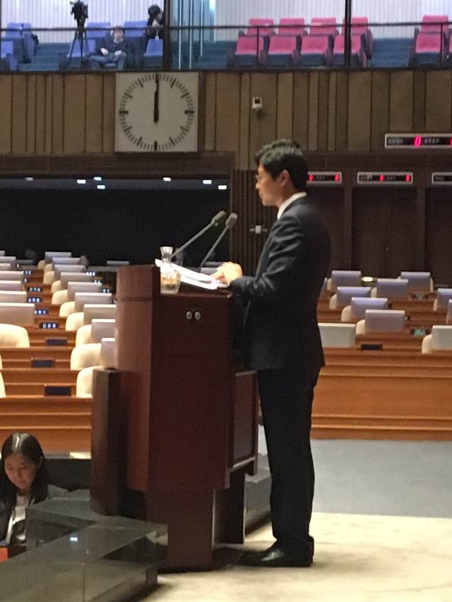 김광진 의원은 필리버스터 첫 토론자로 나선 자리에서 지금도 테러 대책 기구는 대통령 밑에 두게 돼 있다면서 이 토론을 하는 가장 큰 이유는 직권상정이 되어 있는 테러방지법이 과연 지금 이 시기에 꼭 필요한가, 이 법이 있지 않으면 대한민국이 테러를 막을 수 없는 것인가에 대한 본질적 고민이 있기 때문이라고 주장했다. /김기식 의원 SNS