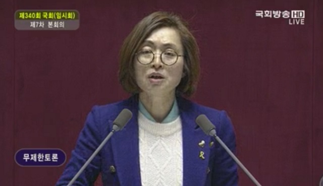 은수미 의원은 붕어빵에 붕어가 없듯 테러방지법엔 테러방지가 없다. 거꾸로 집회에 참석한 시민을 테러용의자에 비유한 박근혜 대통령처럼, 사이버 댓글을 정부가 일방적으로 테러라고 규정할 수 있는 것처럼 국민 모두를 테러용의자로 만들 수 있는 일종의 테러생성법이라고 주장했다. /국회방송 갈무리