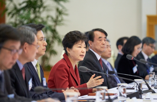 박근혜 대통령이 24일 오전 청와대에서 열린 제8차 국민경제자문회의에서 모두발언을 하고 있다. /청와대 제공