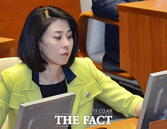 새누리당은 25일 야당의 필리버스터는 총선을 위한 선전선동이라고 규정했다. 신의진 새누리당 대변인은 이날 오전 현안 브리핑에서 야당의 국회마비 사태는 당장 중단되어야한다며 이같이 밝혔다. /임영무 기자