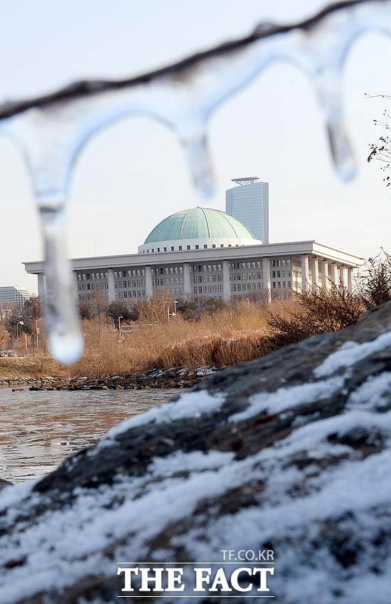 여야가 테러방지법안 국회 본회의 통과를 놓고 논쟁을 벌이고 있다. 문은 열려 있지만 좀 처럼 합의점을 찾지 못하는 얼어 붙은 국회가 되고 말았다. /임영무 기자