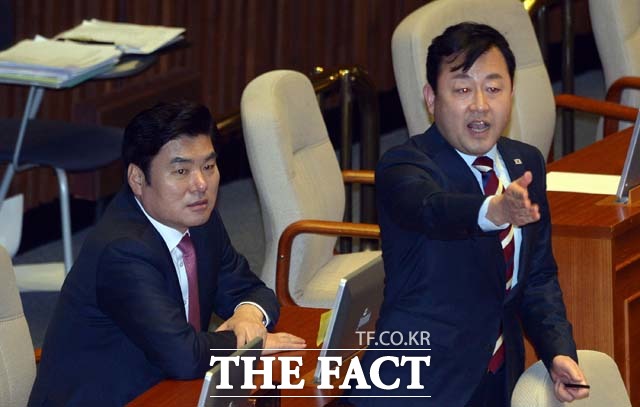 김용남(오른쪽) 새누리당 의원이 24일 오전 서울 여의도 국회에서 은수미 더불어민주당 의원의 필리버스터에 대해 관련 없는 발언이라며 항의하고 있다. /임영무 기자