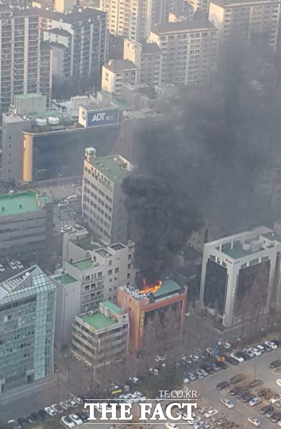 25일 오후 5시 16분쯤 서울 강남구 삼성동의 한 건물 옥상에서 화재가 발생했다. /독자 제공