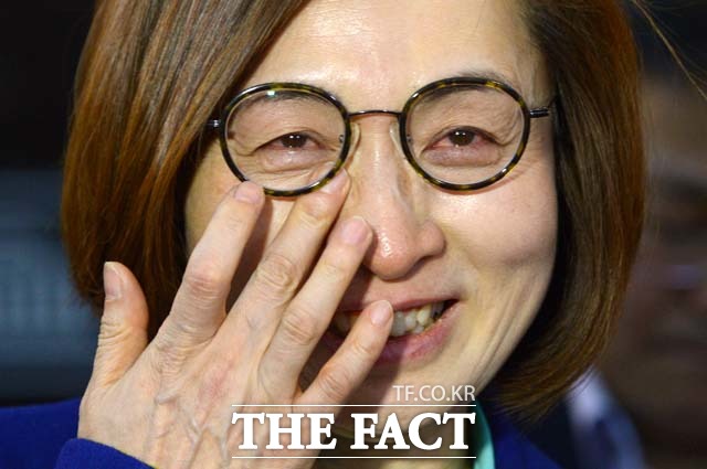 은수미 더불어민주당 의원이 24일 오전 서울 여의도 국회 본회의장에서 정의화 국회의장이 직권상정한 테러방지법 본회의 처리를 막기 위해 10시간 18분의 무제한 토론을 마치고 본회의장을 나서며 눈물을 흘리고 있다. /임영무 기자