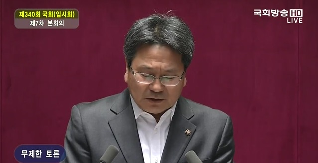 강기정 더불어민주당 의원이 25일 오후 국회 본회의장 연단에서 눈물의 필리버스터를 진행해 안타까움을 더하고 있다. 강 의원은 이날 당으로부터 사실상 공천배제 통보를 받았다. /국회방송 갈무리