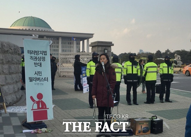 국회 앞에서 한 시민이 시민 필리버스터에 참여해 테러방지법 반대 토론을 하고 있다./국회=서민지 기자