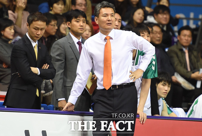 동부 김영만 감독이 경기 초반부터 큰 점수차로 리드를 당하자 걱정스런 표정으로 코트를 바라보고 있다.