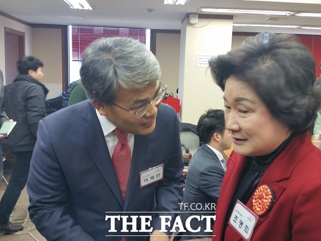 이재만 전 대구 동구청장이 26일 서울 여의도 새누리당 당사에서 열린 대구·경북 지역 공천 심사 면접장 대기실에서 조명희(대구 중구·남구) 예비후보와 인사를 나누고 있다./여의도=신진환 기자