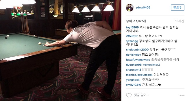 강정호 등 근육! 강정호가 26일 SNS에 포켓볼을 치고 있는 사진을 공개했다. / 강정호 인스타그램 캡처