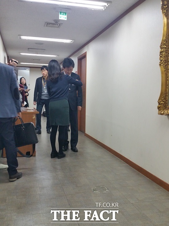 유승민 전 원내대표가 26일 오전 서울 여의도 새누리당사에서 열린 대구·경북 지역 공천 심사 면접장에 들어서면서 명찰을 달고 있다./여의도=신진환 기자