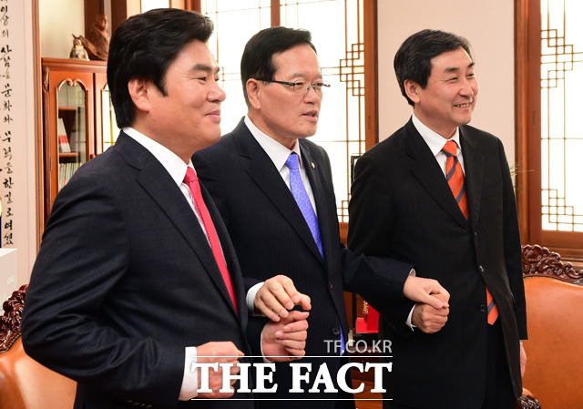 여야 지도부는 26일 테러방지법 등 쟁점법안 처리를 위해 심야 협상을 벌였으나 또다시 합의를 도출하지 못했다./더팩트DB