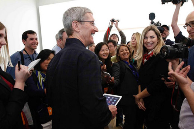 애플이 FBI의 아이폰 잠금 해제 요청을 거부한 데 대해 애플의 주주들이 팀 쿡 CEO에게 기립 박수를 보냈다. /팀쿡 트위터 갈무리