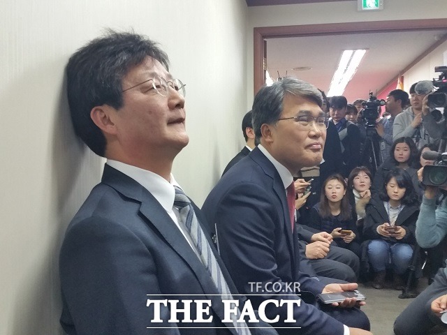 26일 서울 여의도 새누리당 당사에서 대구·경북 지역의 4·13 총선 예비후보 공천 면접 심사가 열린 가운데 비박계 유승민(왼쪽) 전 원내대표가 벽에 머리를 기대고 있다. 반면 진박으로 분류되는 이재만 전 대구 동구청장은 이 전 원내대표와 반대로 상체를 앞으로 숙이고 있다. /여의도=신진환 기자