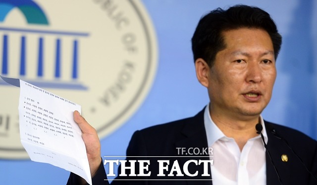 필리버스터 17번 째 주자 정청래 더불어민주당 의원은 27일 테러방지법을 직권상정한 정의화 국회의장을 향해 날 선 비판을 쏟아냈다./정청래 다음 커뮤니티