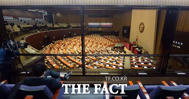 국회의장이 직권상정한 테러방지법 통과 저지를 위한 야당의 무제한 토론(필리버스터)이 28일 6일째 이어지고 있다. /임영무 기자