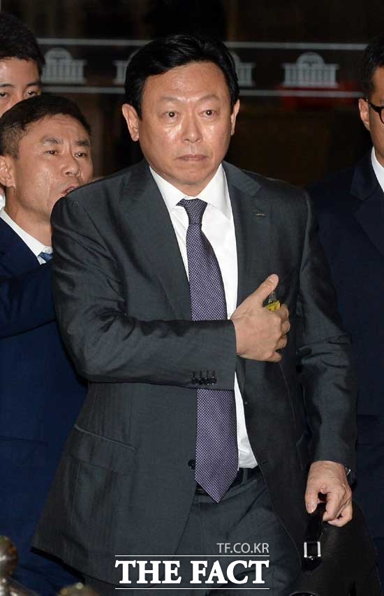 신동빈 롯데그룹 회장이 인수합병(M&A)을 추진하는 방식으로 배임·횡령을 했을 것이란 주장이 재계 안팎에서 나오고 있다. /더팩트DB