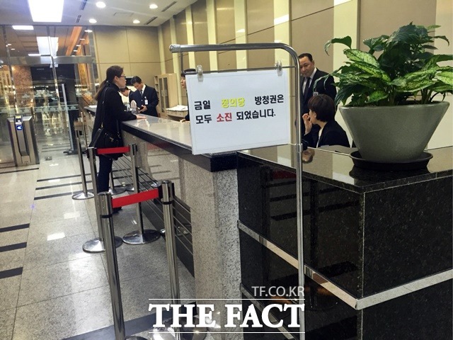 의회경호담당관실 관계자는 방청 절차에 대해 개인적으로 방문하실 때는 지역 국회의원에게 신청하시면 된다. 물론 지역 의원 말고 다른 의원도 상관은 없다고 밝혔다. 국회 본청 후문 안내실./국회=서민지 기자