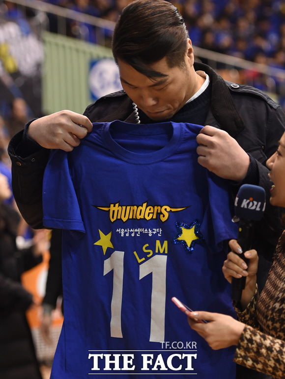 경기장을 찾은 서장훈이 삼성에서 선물한 기념티셔츠를 바라보고 있다.