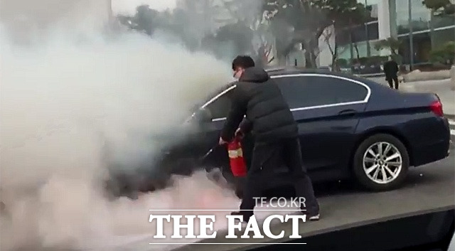 29일 오전 11시께 서울 서울시 강남구 논현동 건설회관 앞에서 BMW 승용차가 불 타는 사고가 발생했다. 일대는 차량에서 나오는 연기로 혼란을 빚었다. /유튜브 영상 캡처