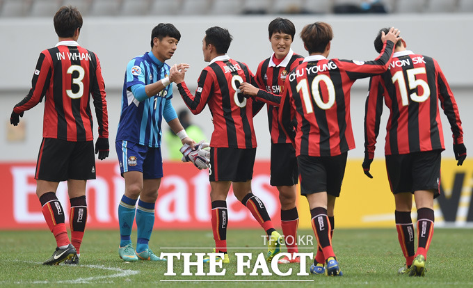 4-1로 히로시마를 대파한 FC서울 선수들이 경기 종료 후 기뻐하고 있다.