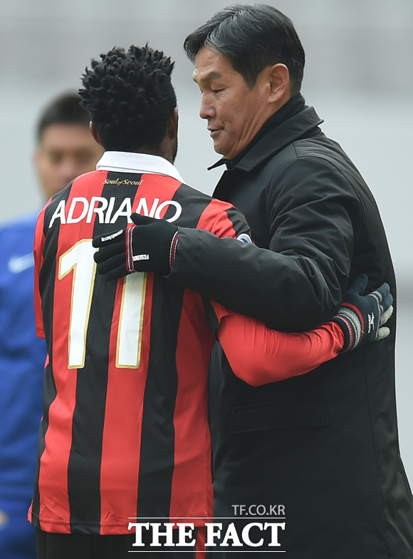 두번째 골을 성공시킨 아드리아노가 최용수 감독과 포옹을 나누고 있다.