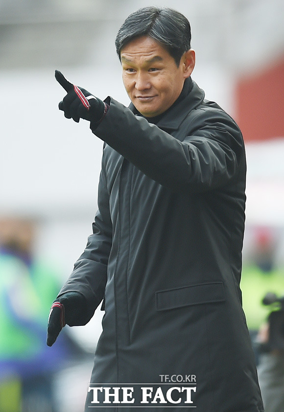 서울 최용수 감독이 두번째 골을 성공시킨 아드리아노를 향해 미소를 보이고 있다.