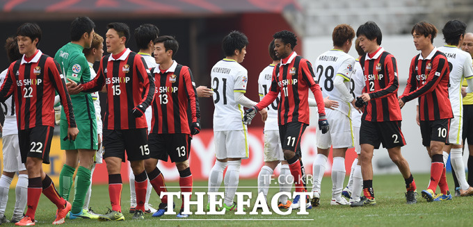 FC서울이 히로시마를 4-1로 대파하며 2연승을 거둔 가운데 경기 종료 후 양팀 선수들이 인사를 나누고 있다.